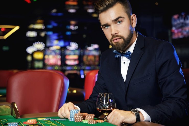 Dealer profesional memimpin permainan Live Casino dengan meja dan kartu berkualitas