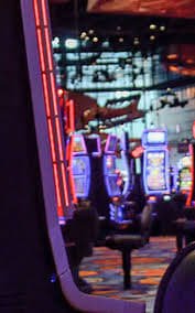 Sesi permainan Live Casino dengan dealer profesional di platform atome88